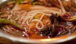 网红螺蛳粉店被爆料视频,卫生问题引发热议