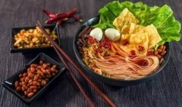 网红螺蛳粉店被爆料视频,卫生问题引发热议